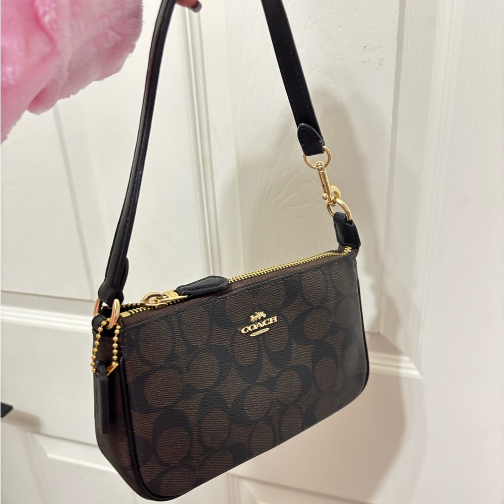 Coach Nolita 19